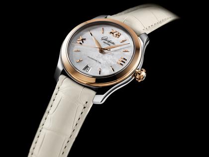 Glashütte Original Lady Serenade Automatik Edelstahl 36mm Perlmutt-Zifferblatt beiges Lederband – Damenuhren Uhr mit Datum aus 750 Rotgold und Edelstahl. Das Gehäuse ist rund und silber-roségold. Das Lederarmband Kroko / Alligator ist weiß. Das Zifferblatt ist römisch Index und weiß. – Ansicht 4