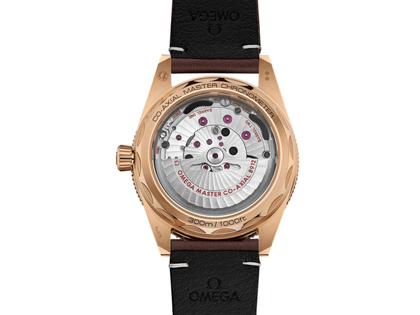 Omega Seamaster 300 Automatik Bronze 41mm braunes Zifferblatt braunes Lederband – Herrenuhren Uhr ohne Datum aus Bronze, Edelstahl und Keramik. Das Gehäuse ist rund und bronze. Das Lederarmband ist braun. Das Zifferblatt ist arabisch Index und braun. – Ansicht 2