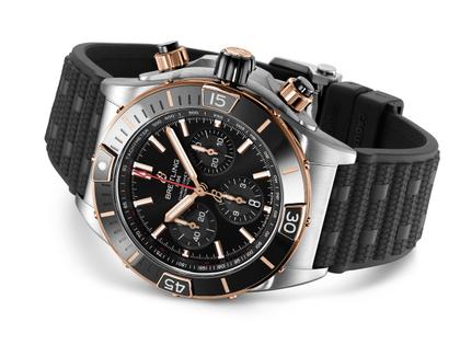 Breitling Super Chronomat B01 44 Automatik Edelstahl schwarzes Zifferblatt schwarzes Kautschukband – Herrenuhren Chronograph aus 950 Platin und Edelstahl. Das Gehäuse ist rund und silber-roségold. Das Kautschuk / Kunststoff / Silikon Armband ist schwarz. Das Zifferblatt ist ein Index in schwarz. – Ansicht 3