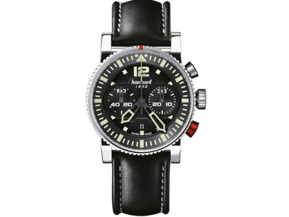 Hanhart PRIMUS Pilot Chronograph Automatik Edelstahl 44mm schwarzes Zifferblatt schwarzes Lederband – Herrenuhren Chronograph aus Edelstahl. Das Gehäuse ist rund und silber. Das Lederarmband ist schwarz. Das Zifferblatt ist arabisch Index und schwarz.