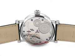 Mühle Glashütte Robert Mühle Mondphase Handaufzug Edelstahl 42mm silbernes Zifferblatt schwarzes Lederband M1-11-53 Full Set Occasion Refurbished – Herrenuhren Uhr mit Datum aus Edelstahl. Das Gehäuse ist rund und silber. Das Lederarmband ist schwarz. Das Zifferblatt ist ein Index in silber. – Ansicht 2