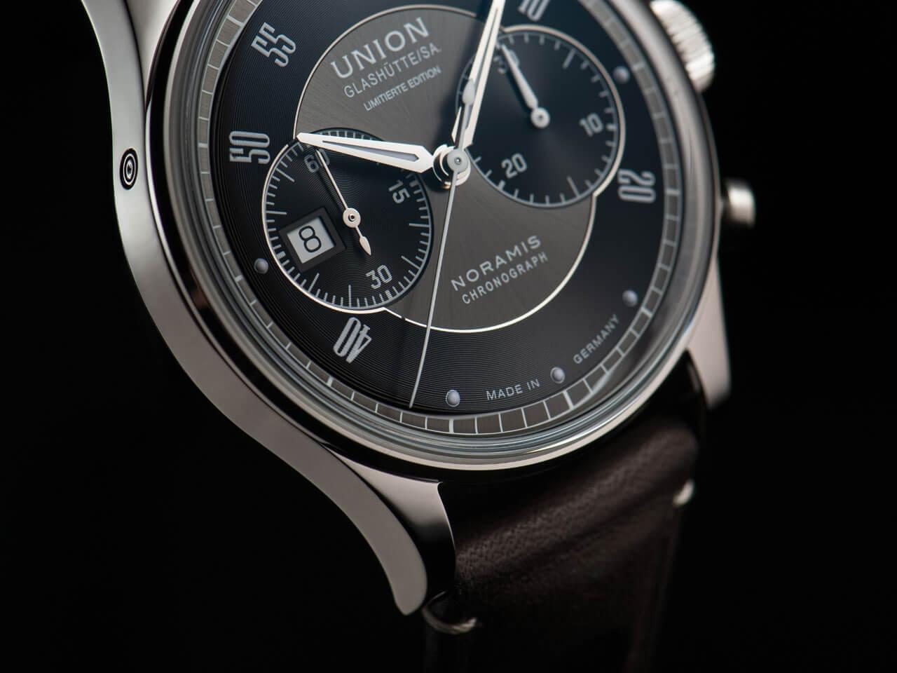 Union Glashütte Noramis Chronograph Sachsen Classic 2022 Limited Edition Automatik Edelstahl 42mm graues Zifferblatt braunes Lederband – Herrenuhren Chronograph aus Edelstahl. Das Gehäuse ist rund und silber. Das Lederarmband ist braun. Das Zifferblatt ist arabisch Index und grau. – Ansicht 5