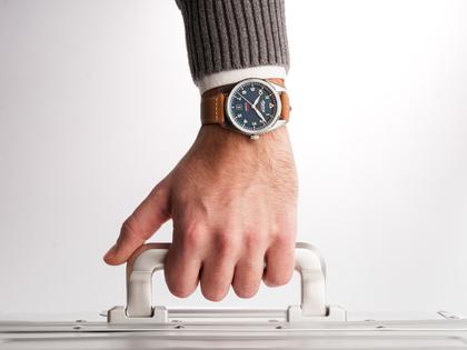 Alpina Startimer Pilot Automatik Edelstahl 40mm blaues Zifferblatt braunes Lederband – Herrenuhren Uhr mit Datum aus Edelstahl und Leder. Das Gehäuse ist rund und silber. Das Lederarmband ist braun. Das Zifferblatt ist arabisch Index und blau. – Ansicht 7