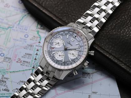 Sinn Spezialuhren 903 St II HB Navigationschronograph Automatik Edelstahl 41mm hellblaues Zifferblatt Metallband und Lederband limitiert – Herrenuhren Chronograph aus Edelstahl und Leder. Das Gehäuse ist rund und silber. Das Edelstahlarmband ist silber. Das Zifferblatt ist arabisch Index und blau. – Ansicht 10