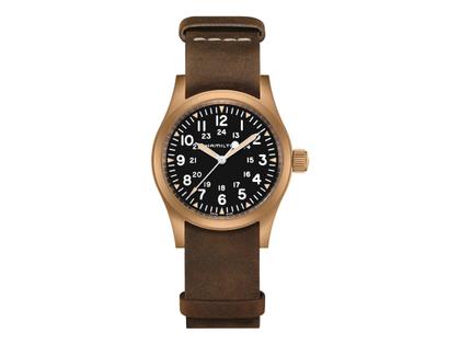 Hamilton Khaki Field Mechanical Handaufzug Bronze 38mm schwarzes Zifferblatt braunes Lederband – Herrenuhren Uhr ohne Datum aus Bronze. Das Gehäuse ist rund und braun. Das Lederarmband ist braun. Das Zifferblatt ist arabisch Index und braun.