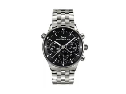 Sinn Spezialuhren 6099 Frankfurter Finanzplatzuhr Automatik Edelstahl 41,5mm schwarzes Zifferblatt Metallband – Herrenuhren Chronograph aus Edelstahl. Das Gehäuse ist rund und silber. Das Edelstahlarmband ist silber. Das Zifferblatt ist arabisch Index und schwarz.