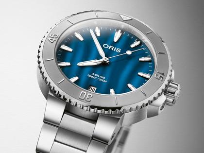 Oris Aquis Date Lady Automatik 36,5mm Edelstahl blaues Perlmutt-Zifferblatt Metallband – Damenuhren Uhr mit Datum aus Edelstahl. Das Gehäuse ist rund und silber. Das Edelstahlarmband ist silber. Das Zifferblatt ist ein Index in blau. – Ansicht 2