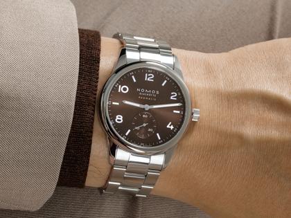 Nomos Glashütte Club Sport neomatik 39 Tabac Automatik Edelstahl braunes Zifferblatt Metallband Stahlboden – Herrenuhren Uhr ohne Datum aus Edelstahl. Das Gehäuse ist rund und silber. Das Edelstahlarmband ist silber. Das Zifferblatt ist arabisch Index und braun. – Ansicht 2