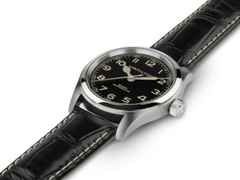Hamilton Khaki Field Murph Automatik Edelstahl 38mm schwarzes Zifferblatt schwarzes Lederband – Herrenuhren Uhr ohne Datum aus Edelstahl und Leder. Das Gehäuse ist rund und silber. Das Lederarmband ist schwarz. Das Zifferblatt ist arabisch und schwarz. – Ansicht 2