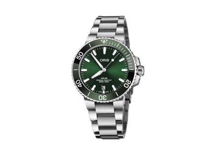 Herrenuhren Uhr mit Datum aus Edelstahl. Das Gehäuse ist rund und silber. Das Edelstahlarmband ist silber. Das Zifferblatt ist ein Index in grün.