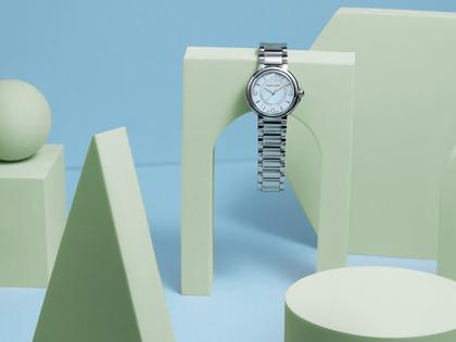 Maurice Lacroix Fiaba Colours Edition Quarz Edelstahl 32mm blaues Zifferblatt Metallband – Damenuhren Uhr ohne Datum aus Edelstahl. Das Gehäuse ist rund und silber. Das Edelstahlarmband ist silber. Das Zifferblatt ist arabisch Index und blau. – Ansicht 4