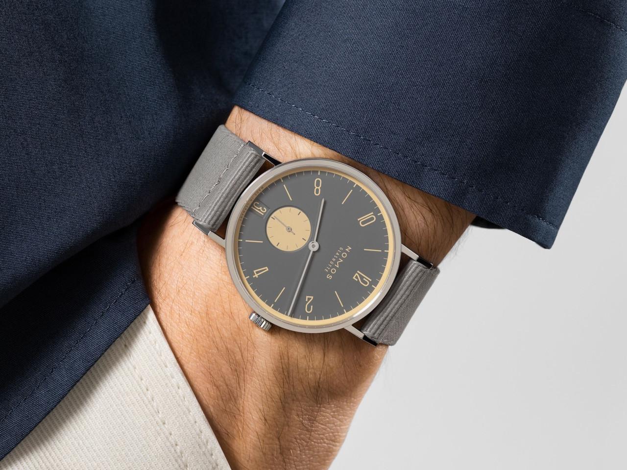 Nomos Glashütte Tangente 38 Datum "175 Years Watchmaking - Haifischgrau" Handaufzug Edelstahl graues Zifferblatt graues Textilband Glasboden – Herrenuhren Uhr mit Datum aus Edelstahl. Das Gehäuse ist rund und silber. Das Textilarmband ist grau. Das Zifferblatt ist arabisch Index und grau. – Ansicht 7