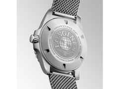 Longines HydroConquest Automatik Edelstahl 42mm schwarzes Zifferblatt Metallband – Herrenuhren Uhr mit Datum aus Edelstahl. Das Gehäuse ist rund und silber. Das Edelstahlarmband ist silber. Das Zifferblatt ist ein Index in schwarz. – Ansicht 3