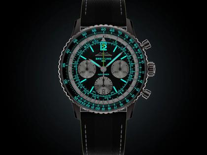 Breitling Navitimer B01 Chronograph 43 Titan Aston Martin Aramco Formula ONE™ Team Limited Edition – Herrenuhren Chronograph aus Titan. Das Gehäuse ist rund und silber. Das Lederarmband ist anthrazit. Das Zifferblatt ist ein Index in anthrazit. – Ansicht 6