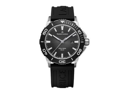 Maurice Lacroix Pontos S Solar Date Quarz Edelstahl 42mm schwarzes Zifferblatt schwarzes Kautschukband – Herrenuhren Uhr mit Datum aus Aluminium, Edelstahl und Kautschuk. Das Gehäuse ist rund und silber. Das Kautschuk / Kunststoff / Silikon Armband ist schwarz. Das Zifferblatt ist ein Index in schwarz.