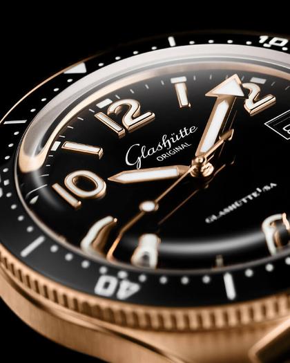 Glashütte Original SeaQ Automatik Rotgold 40mm schwarzes Zifferblatt graues Textilband – Herrenuhren Uhr mit Datum aus 750 Rotgold. Das Gehäuse ist rund und roségold. Das Textilarmband ist grau. Das Zifferblatt ist arabisch Index und schwarz. – Ansicht 4
