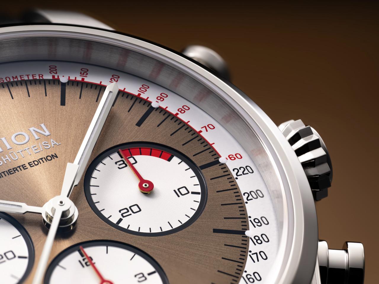 Union Glashütte Belisar Chronograph Silvretta Classic 2024 Limitierte Edition Automatik Edelstahl 44mm bronzefarbenes Zifferblatt schwarzes Lederband und Edelstahlband – Herrenuhren Chronograph aus Edelstahl und Leder. Das Gehäuse ist rund und silber. Das Lederarmband ist schwarz. Das Zifferblatt ist arabisch Index und braun. – Ansicht 3