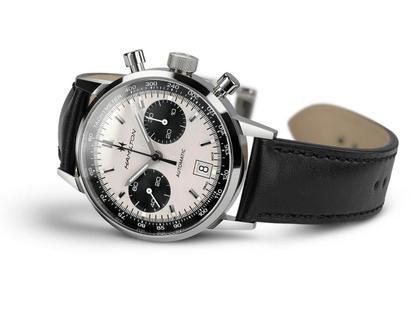 Hamilton American Classic Intra-Matic Auto Chrono 40 mm silbernes Zifferblatt schwarzes Lederband – Herrenuhren Chronograph aus Edelstahl und Leder. Das Gehäuse ist rund und silber. Das Lederarmband ist schwarz. Das Zifferblatt ist ein Index in weiß. – Ansicht 2