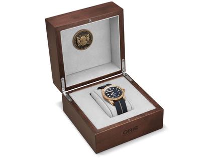 Oris Carl Brashear Limited Edition Automatik Bronze 40mm blaues Zifferblatt blaues Textilband – Herrenuhren Uhr ohne Datum aus Bronze. Das Gehäuse ist rund und roségold. Das Textilarmband ist blau. Das Zifferblatt ist ein Index in blau. – Ansicht 6