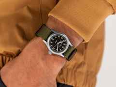 Hamilton Khaki Field Quartz Edelstahl 33mm schwarzes Zifferblatt grünes NATO-Textilband – Damenuhren Uhr ohne Datum aus Edelstahl. Das Gehäuse ist rund und grau. Das Textilarmband ist grün. Das Zifferblatt ist ein Index in schwarz. – Ansicht 5