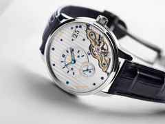 Glashütte Original PanoMaticInverse Automatik Edelstahl 42mm silbernes Zifferblatt schwarzes Lederband – Herrenuhren Uhr mit Datum aus Edelstahl. Das Gehäuse ist rund und silber. Das Lederarmband Kroko / Alligator ist blau. Das Zifferblatt ist ein Index in silber. – Ansicht 2