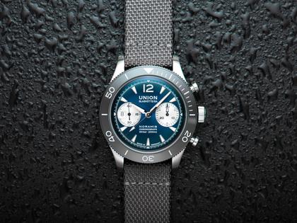 Union Glashütte Noramis Chronograph Sport Automatik Edelstahl 43mm grünes Zifferblatt graues Textilband – Herrenuhren Chronograph aus Edelstahl und Keramik. Das Gehäuse ist rund und silber. Das Textilarmband ist grau. Das Zifferblatt ist arabisch Index und türkis. – Ansicht 2