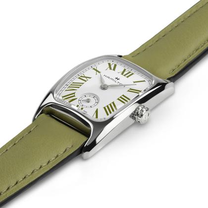 Hamilton American Classic Boulton Small Second M Quarz Edelstahl weißes Zifferblatt grünes Lederband – Herrenuhren Uhr ohne Datum aus Edelstahl und Leder. Das Gehäuse ist rechteckig und silber. Das Lederarmband ist grün. Das Zifferblatt ist römisch und weiß. – Ansicht 2