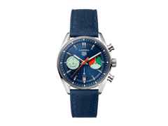TAG Heuer Carrera Chronograph Skipper Automatik Edelstahl 39mm blaues Zifferblatt blaues Textilband – Herrenuhren Chronograph aus Edelstahl und Leder. Das Gehäuse ist rund und silber. Das Textilarmband ist blau. Das Zifferblatt ist ein Index in blau.