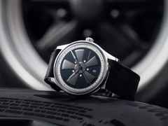 Union Glashütte Noramis Datum Petro Surf 2026 Limitierte Edition Automatik Edelstahl 40mm Felgendesign Zifferblatt schwarzes Lederband – Herrenuhren Uhr mit Datum aus Edelstahl und Leder. Das Gehäuse ist rund und silber. Das Lederarmband ist schwarz. Das Zifferblatt ist ohne Zeichen und schwarz. – Ansicht 7