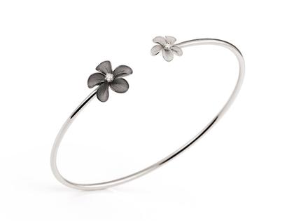 Cammilli Firenze Cherry Bloom Armspange White Ice und Black Lava mit Brillanten 0,005ct – Armschmuck Armspange aus 750 Weißgold.
