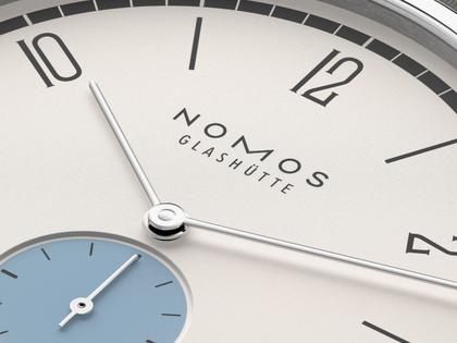 Nomos Glashütte Tangente 38 Datum "175 Years Watchmaking - Schneesturm" Handaufzug Edelstahl cremeweißes Zifferblatt graues Textilband Glasboden – Herrenuhren Uhr mit Datum aus Edelstahl. Das Gehäuse ist rund und silber. Das Textilarmband ist grau. Das Zifferblatt ist arabisch Index und beige. – Ansicht 5