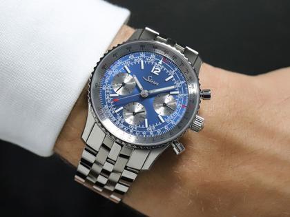 Sinn Spezialuhren 903 Ti II Jubiläum Navigationschronograph Automatik Titan 41mm blaues Zifferblatt braunes Lederband und Titanband limitiert – Herrenuhren Chronograph aus Titan. Das Gehäuse ist rund und grau. Das Lederarmband ist braun. Das Zifferblatt ist arabisch Index und blau. – Ansicht 12