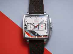 Union Glashütte Averin Chronograph Sachsen Classic 2026 Limited Edition Automatik Edelstahl 41mm graues Zifferblatt rotes Kautschukband und graues Lederband – Herrenuhren Chronograph aus Edelstahl, Kautschuk und Leder. Das Gehäuse ist quadratisch und silber. Das Lederarmband ist grau. Das Zifferblatt ist ein Index in grau. – Ansicht 13
