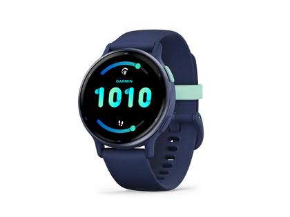 Garmin vívoactive 5 faserverstärktes Polymer marineblau 42mm marineblaues Kautschukband – Damenuhren Uhr Multifunktion aus eloxiertes Aluminium, Kautschuk, Kunststoff und PVD beschichtet. Das Gehäuse ist rund und blau. Das Kautschuk / Kunststoff / Silikon Armband ist blau. Der Zifferblatt ist digital. – Ansicht 3