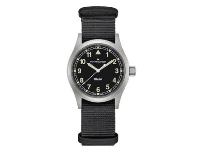 Hamilton Khaki Field Quartz Edelstahl 38mm schwarzes Zifferblatt schwarzes NATO-Textilband – Herrenuhren Uhr ohne Datum aus Edelstahl. Das Gehäuse ist rund und grau. Das Textilarmband ist schwarz. Das Zifferblatt ist ein Index in schwarz.