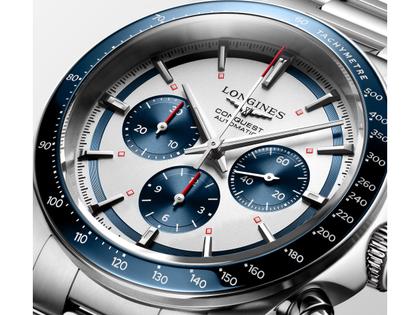 Longines Conquest Chronograph Automatik Edelstahl 42mm weiß-blaues Zifferblatt Metallband – Herrenuhren Chronograph aus Edelstahl und Keramik. Das Gehäuse ist rund und silber. Das Edelstahlarmband ist silber. Das Zifferblatt ist ein Index in weiß. – Ansicht 5