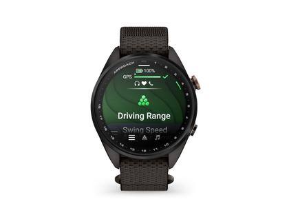 Garmin Approach S72 Titan Schwarz-DLC 43mm digitales Display schwarzes Textilband – Herrenuhren Uhr Multifunktion aus Keramik und Kunststoff. Das Gehäuse ist rund und schwarz. Das Textilarmband ist schwarz. Das Zifferblatt ist digital und schwarz.