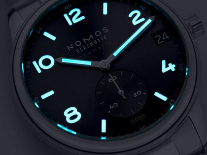 Nomos Glashütte Club Sport neomatik 42 Datum Automatik Edelstahl 42mm schwarzes Zifferblatt Metallband – Herrenuhren Uhr mit Datum aus Edelstahl. Das Gehäuse ist rund und silber. Das Edelstahlarmband ist silber. Das Zifferblatt ist arabisch Index und schwarz. – Ansicht 5