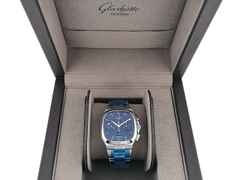 Glashütte Original Seventies Chronograph Panoramadatum Automatik Edelstahl 40mm blau Metallband 1-37-02-08-02-70 Full Set Occasion Neu – Herrenuhren Chronograph aus Edelstahl. Das Gehäuse ist quadratisch und silber. Das Edelstahlarmband ist silber. Das Zifferblatt ist ein Index in blau. – Ansicht 5