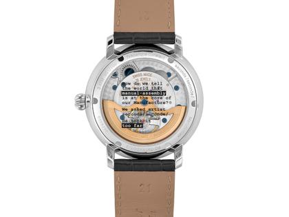 Frederique Constant Manufacture Slimline Moonphase Date Automatik Edelstahl 42mm silbernes Zifferblatt schwarzes Lederband limitiert – Herrenuhren Uhr mit Datum aus Edelstahl und Leder. Das Gehäuse ist rund und silber. Das Lederarmband Kroko / Alligator ist schwarz. Das Zifferblatt ist ein Index in silber. – Ansicht 2