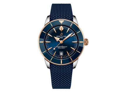 Breitling Superocean Heritage B31 Automatik Edelstahl 44mm blaues Zifferblatt blaues Kautschukband – Herrenuhren Uhr mit Datum aus Edelstahl, Kautschuk und Keramik. Das Gehäuse ist rund und silber. Das Kautschuk / Kunststoff / Silikon Armband ist blau. Das Zifferblatt ist ein Index in blau.