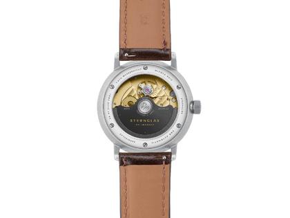 Sternglas Naos Pro Automatik Edelstahl 38mm graues Zifferblatt braunes Lederband – Herrenuhren Uhr mit Datum aus Edelstahl. Das Gehäuse ist rund und silber. Das Lederarmband ist braun. Das Zifferblatt ist arabisch Index und grau. – Ansicht 4