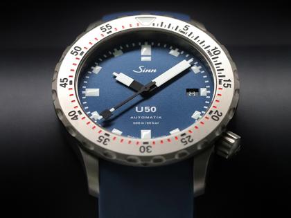 Sinn Spezialuhren U50 B Automatik U-Boot-Stahl 41mm blaues Zifferblatt blaues Kautschukband – Herrenuhren Uhr mit Datum aus Edelstahl, Kautschuk und Metall. Das Gehäuse ist rund und grau. Das Kautschuk / Kunststoff / Silikon Armband ist blau. Das Zifferblatt ist ein Index in blau. – Ansicht 4
