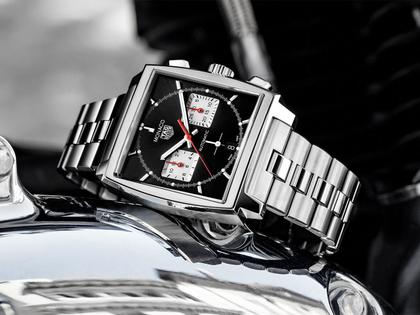 TAG Heuer Monaco Chronograph Automatik Edelstahl 39mm schwarzes Zifferblatt Metallband – Herrenuhren Chronograph aus Edelstahl. Das Gehäuse ist rechteckig und silber. Das Edelstahlarmband ist silber. Das Zifferblatt ist ein Index in schwarz. – Ansicht 3