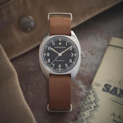Hamilton Khaki Aviation Pilot Pioneer Mechanical Handaufzug Edelstahl 36x33mm graues Zifferblatt braunes Lederband – Herrenuhren Uhr ohne Datum aus Edelstahl und Leder. Das Gehäuse ist rund und silber. Das Lederarmband ist braun. Das Zifferblatt ist arabisch und schwarz. – Ansicht 6