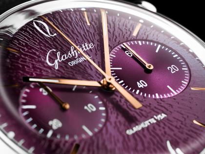 Glashütte Original Sixties Chronograph Jahresedition 2026 Automatik Edelstahl 42mm violettes Zifferblatt schwarzes Textilband – Herrenuhren Chronograph aus Edelstahl. Das Gehäuse ist rund und silber. Das Textilarmband ist schwarz. Das Zifferblatt ist arabisch Index und lila. – Ansicht 3
