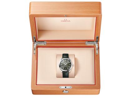 Omega Seamaster Aqua Terra 150M Automatik Edelstahl 41mm grünes Zifferblatt Lederband – Herrenuhren Uhr mit Datum aus Edelstahl. Das Gehäuse ist rund und silber. Das Lederarmband Kroko / Alligator ist grün. Das Zifferblatt ist ein Index in grün. – Ansicht 3