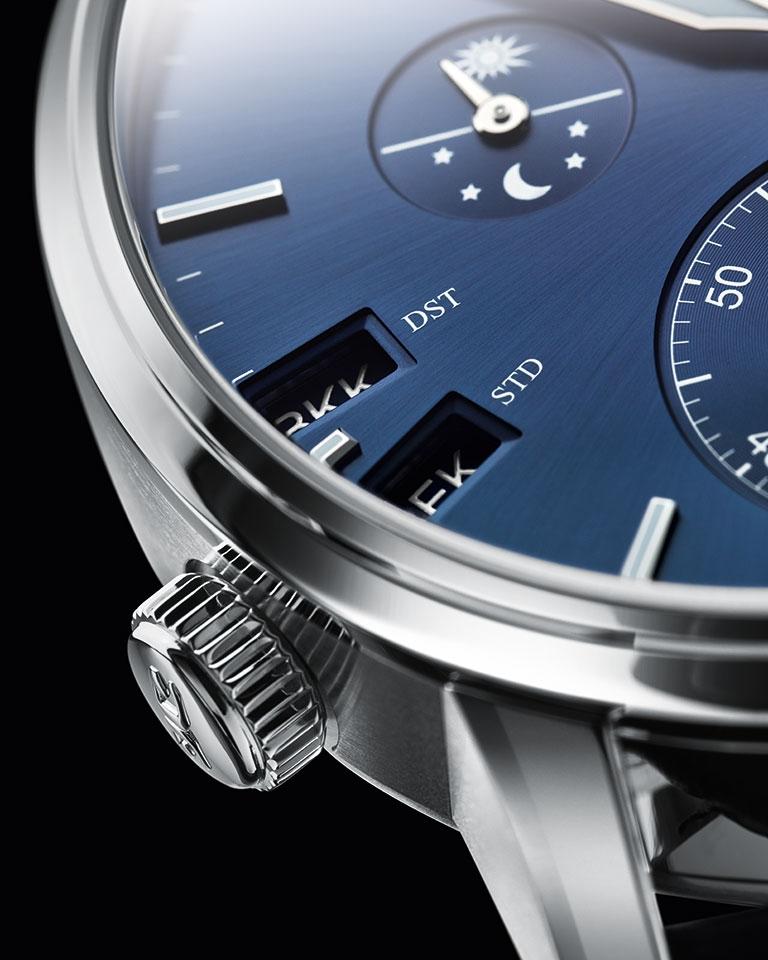 Glashütte Original Senator Cosmopolite Automatik Edelstahl 44mm blaues Zifferblatt blaues Lederband – Herrenuhren Uhr mit Datum aus Edelstahl. Das Gehäuse ist rund und silber. Das Lederarmband Kroko / Alligator ist blau. Das Zifferblatt ist ein Index in blau. – Ansicht 2