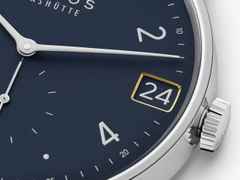 Nomos Glashütte Minimatik 39 Datum Handaufzug Edelstahl blaues Zifferblatt schwarzes Lederband – Herrenuhren Uhr mit Datum aus Edelstahl. Das Gehäuse ist rund und silber. Das Lederarmband ist schwarz. Das Zifferblatt ist arabisch Index und blau. – Ansicht 4