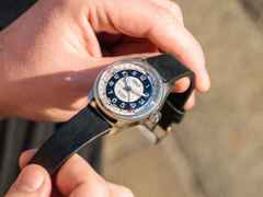 Oris Big Crown Bullseye Automatik Edelstahl 38mm weißes Zifferblatt schwarzes Lederband – Herrenuhren Uhr mit Datum aus Edelstahl und Leder. Das Gehäuse ist rund und silber. Das Lederarmband ist schwarz. Das Zifferblatt ist arabisch und weiß. – Ansicht 8